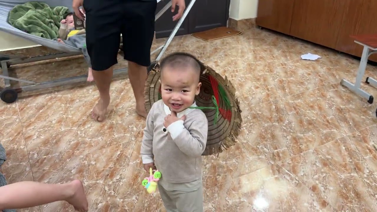 Cậu Bị Chị Sen Biện Cho Một Trận Vì Học Dốt