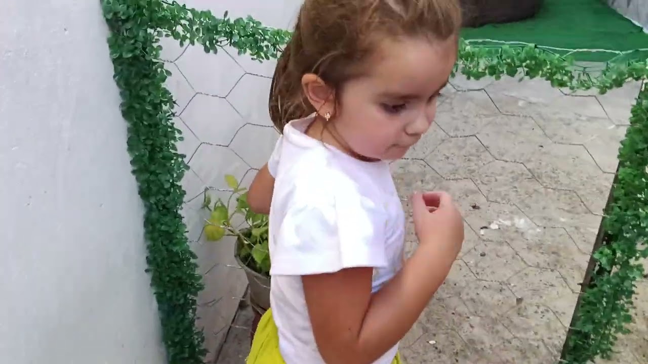   Laiz  brincando com as bolas