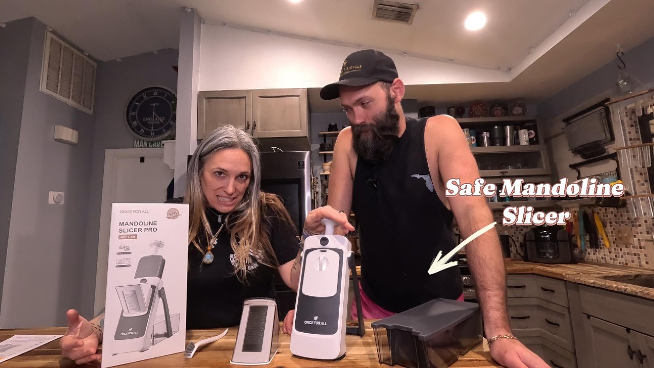 Посмотрите это видео перед покупкой профессионального слайсера-мандолины Safe Mandoline Slicer Pro.