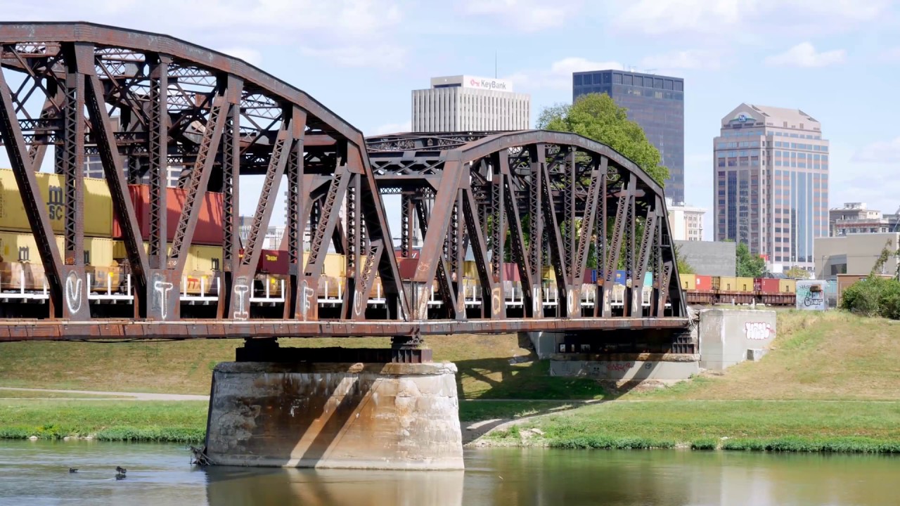 Поезда CSX и Norfolk Southern пересекают реку Грейт-Майами в Дейтоне, штат Огайо (видео с дрона)