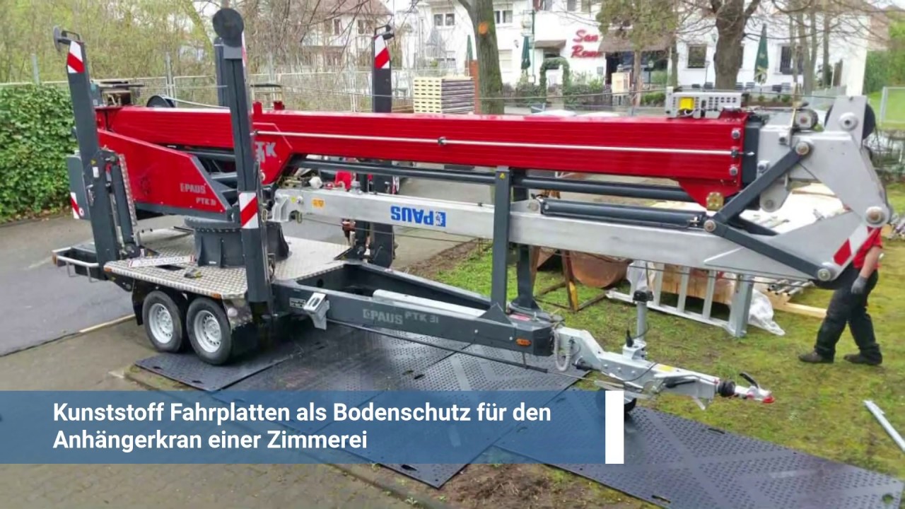 Kunststoff Fahrplatten als Bodenschutz f&uuml;r den Anh&auml;ngerkran einer Zimmerei