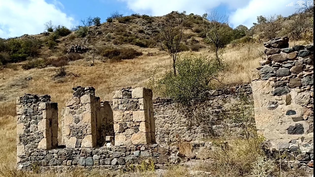 Laçın, Mirik rəhmətlik Ələsgər müəllimin mülkü. Sazda Səyyaf Kəlbəcərli - Məmmədbağrı