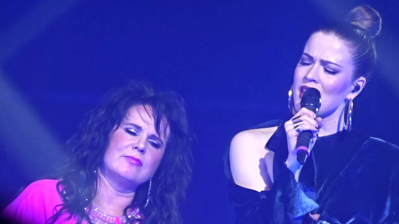 Jenni Vartiainen & Kaija Koo - Sydän Vähän Kallellaan LIVE @ Vain Elämää Live 30.12.2017