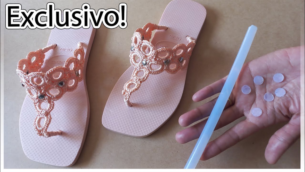 Como transformar um chinelo em sandália feita de crochê.