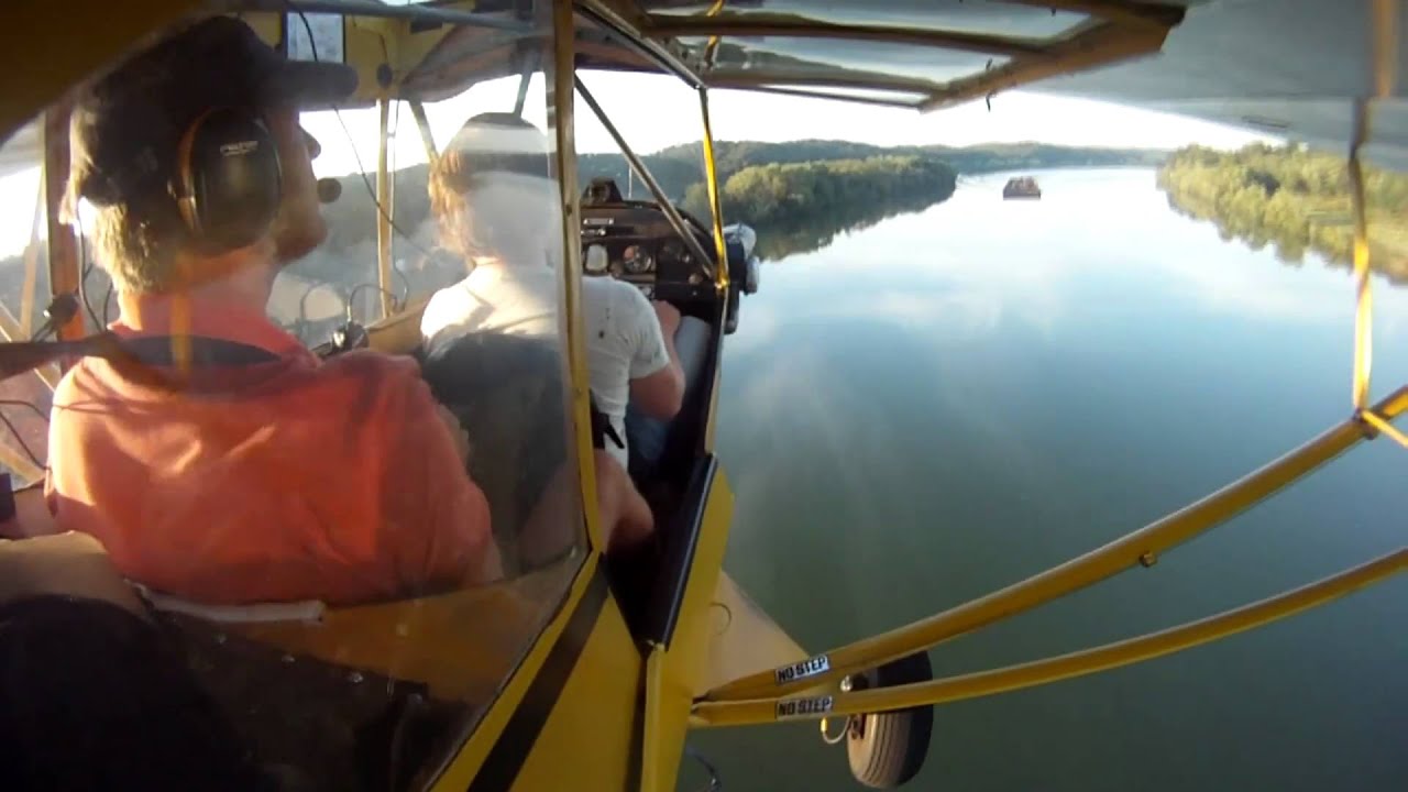 Piper Cub - Flying low