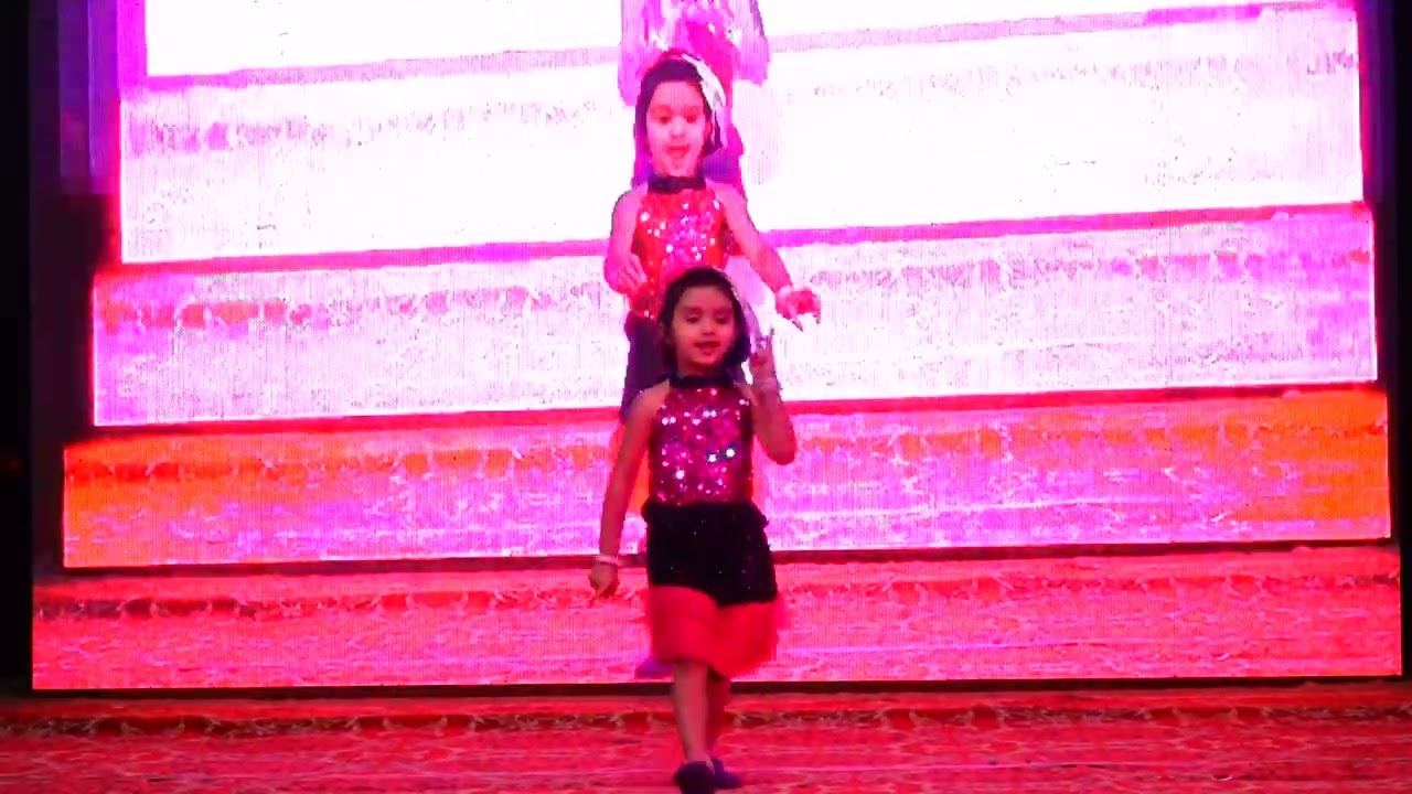 Ek, do, tin... Bole chudiya.., chak dhum dhum.. Remix hindi song dance. 
