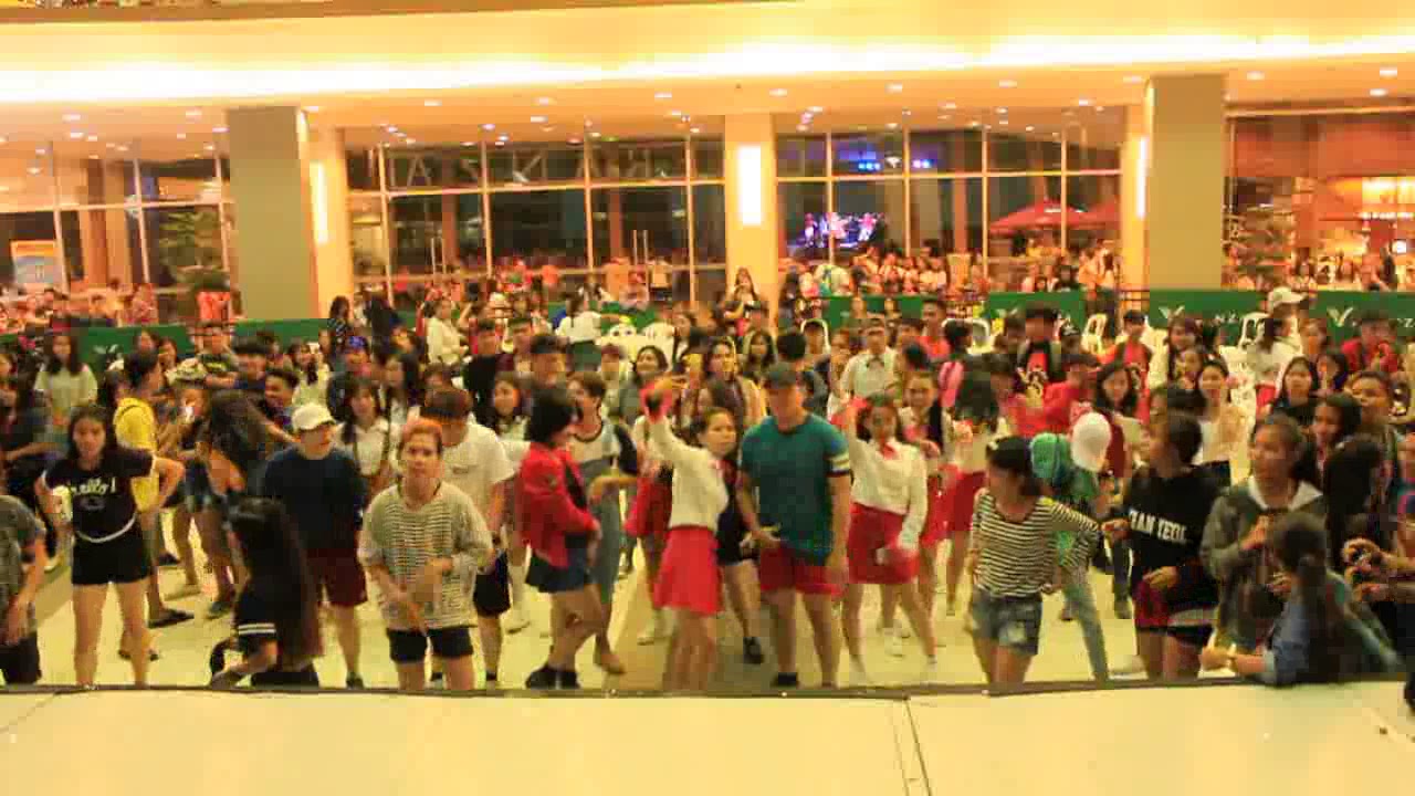 CHRISTMASaya KPop Random Dance challenge part 2