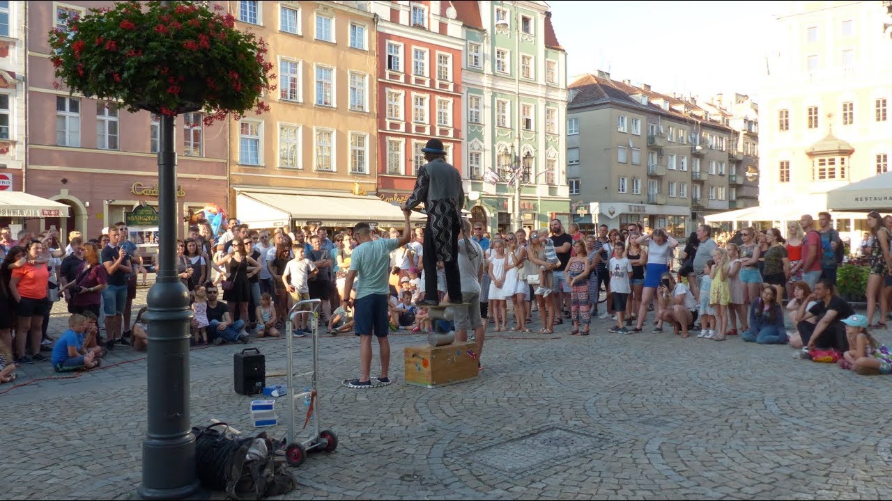 BuskerBus 2017: Matthias Goed (circus street show)