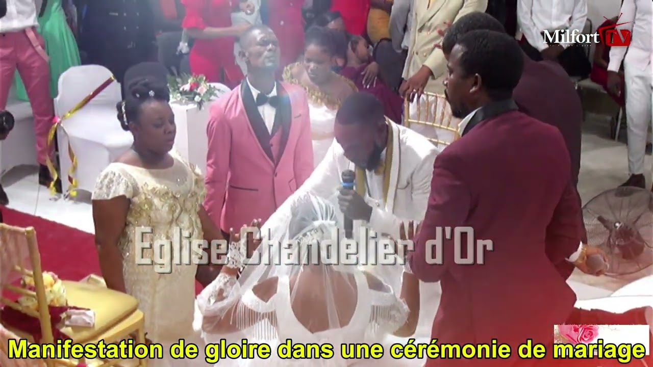 Une manifstation de gloire dans une cérémonie de mariage à l'Eglise Chandelier d'Or /