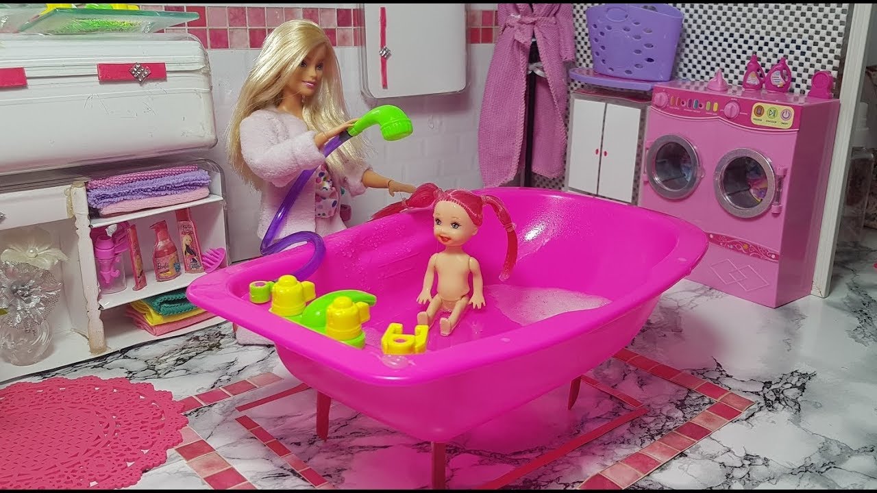 Barbie b&eacute;b&eacute; poup&eacute;e salle de bain
