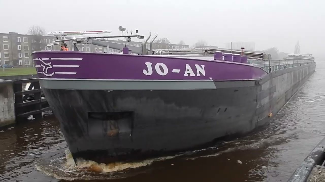✋ U moet daar gewoon stoppen mevrouw!, 135 meter lange 'JO-AN' en 'VICTORIE' bij de sluis* - #2759NL