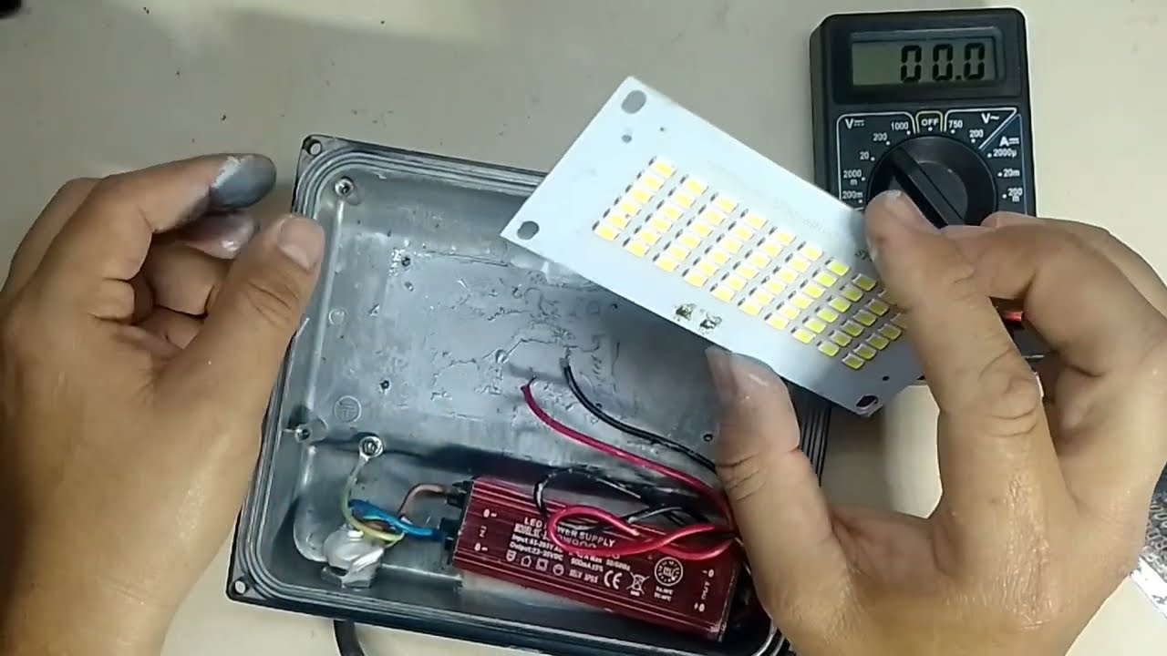 Como desarmar y  arreglar reflector led de 30 Watt