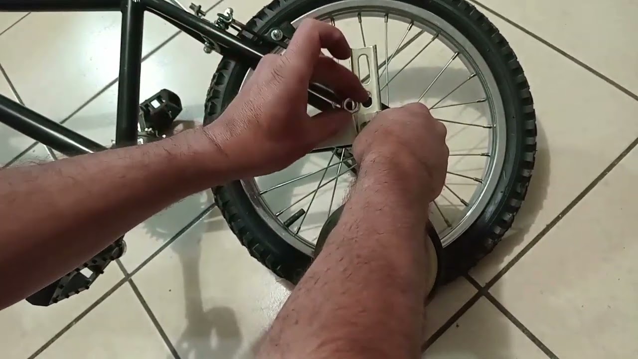 Como colocar ruedas entrenadores a la bicicleta de los ni&ntilde;os