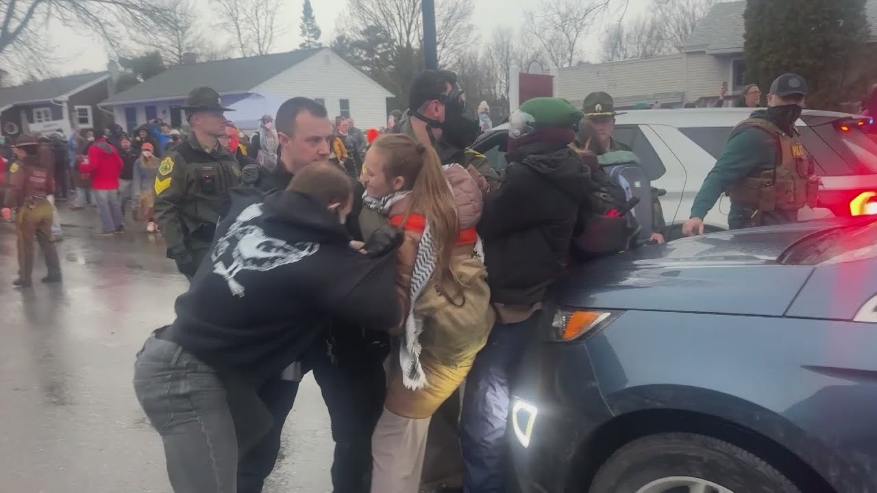Протестующие и местные жители реагируют на события дня спустя после столкновений в Южном Берлингт...