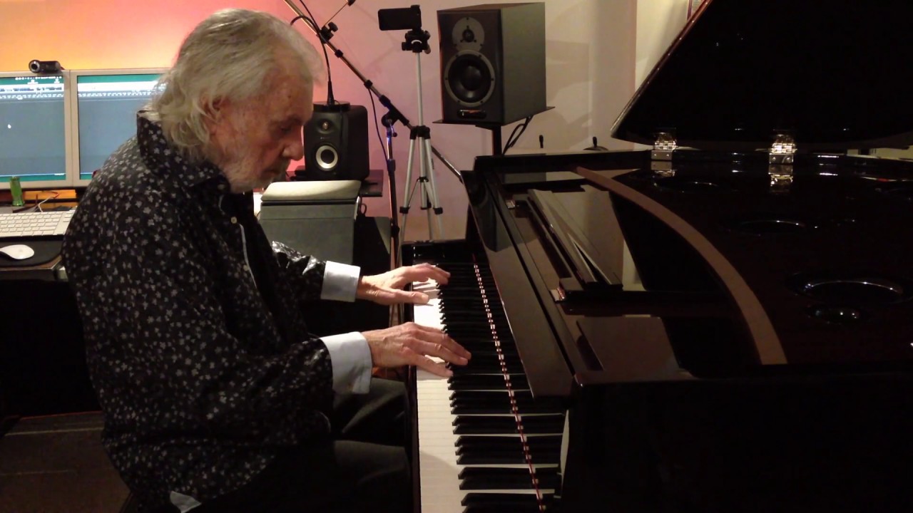 Hennie Bekker performs 