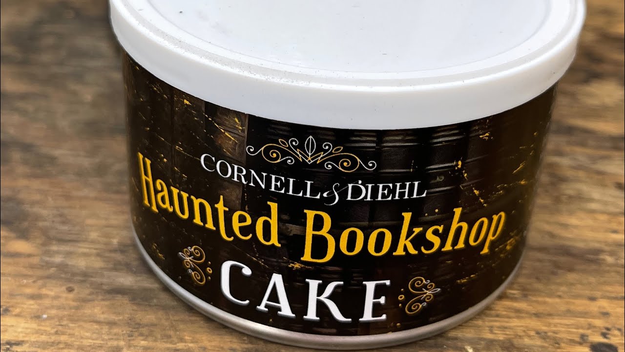 Торт в виде книжного магазина с привидениями от Cornell & Diehl