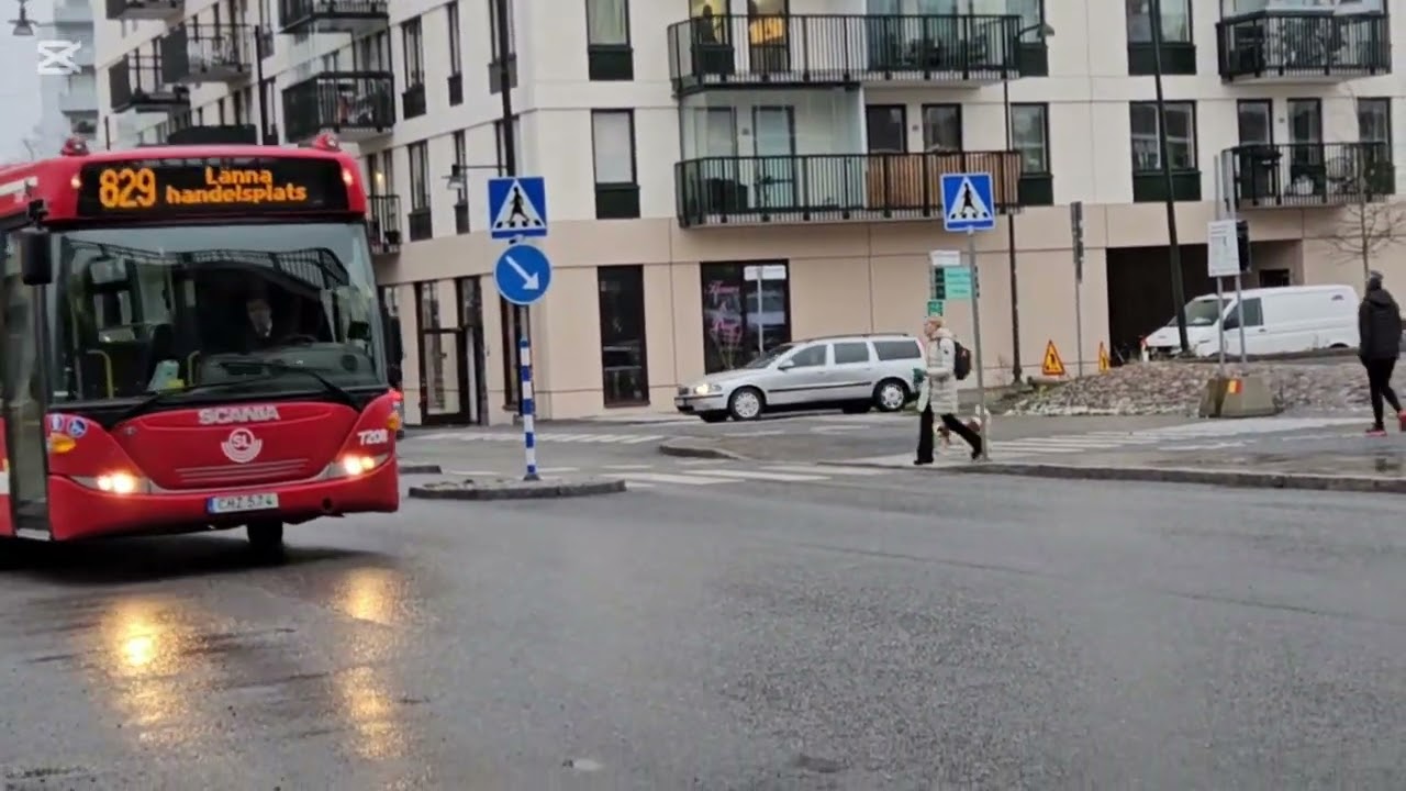 Åker från Farsta centrum till Farsta strand sen pendeltåg till Vega sen buss till Länna handelsplats