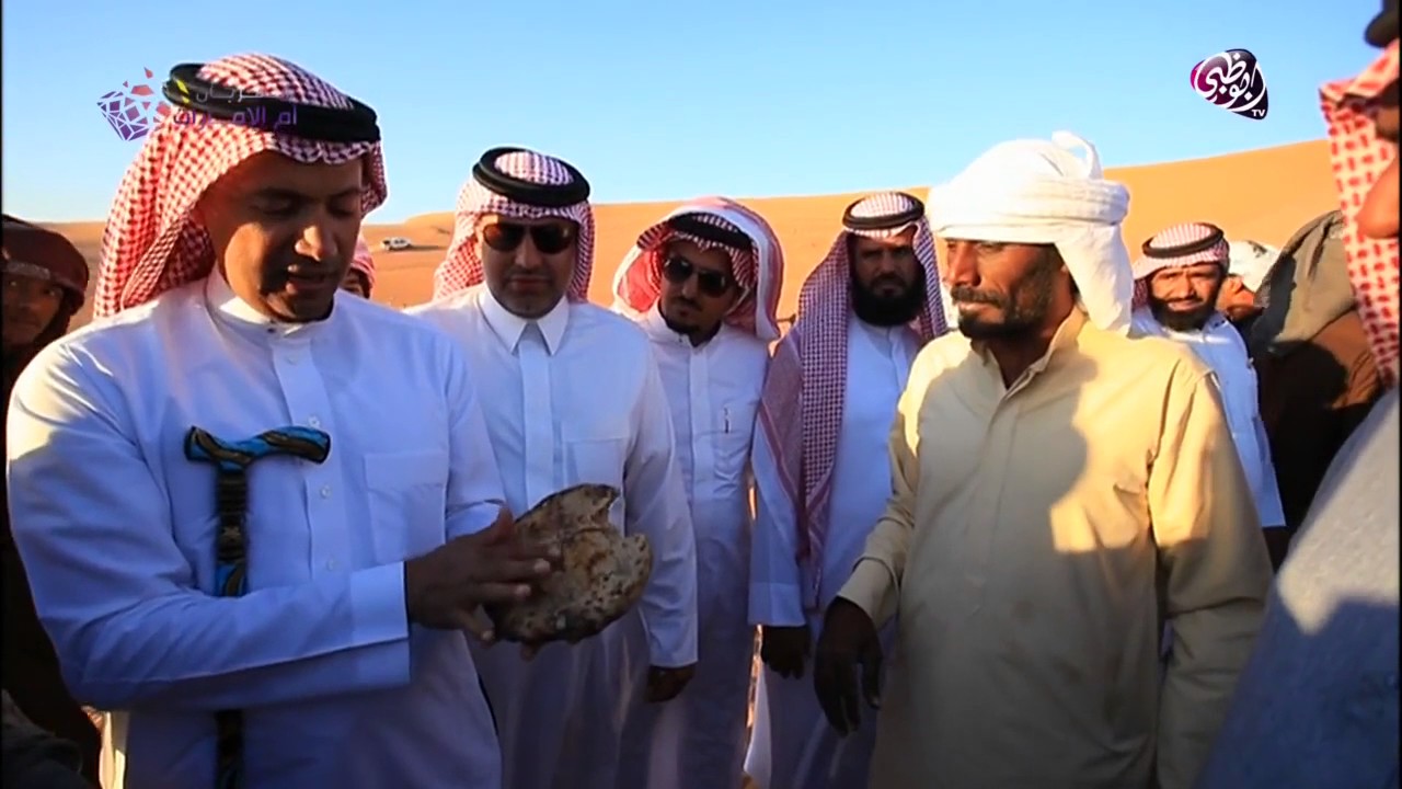 على خطى العرب - دكتور عيد اليحيى يتذوق الخبز الذي تصنعه قبائل المهرة بطريقة مميزة
