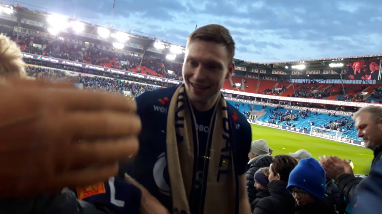 Cupfinalen 2019: Viking spillerne mottar medaljer og Kongepokalen som cupmester 2019