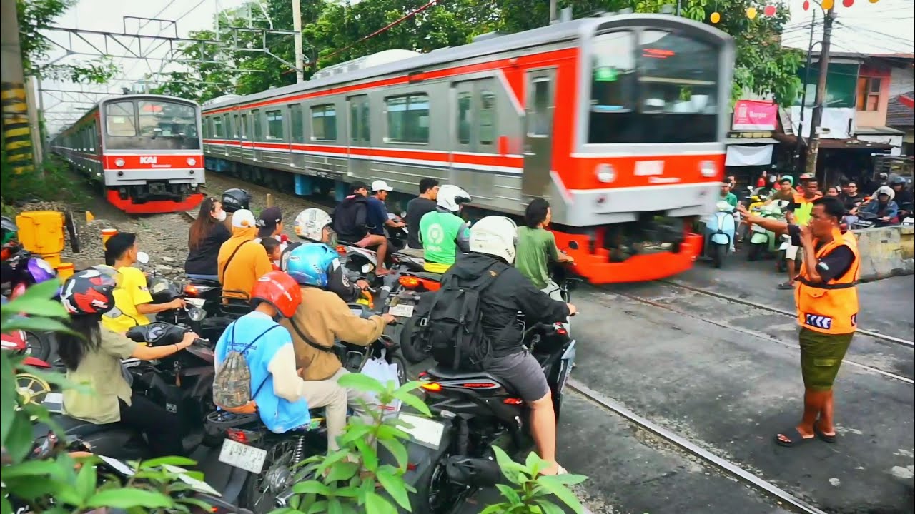 🔴Terjadi detik detik kereta api panjang ngebut diperlintasan jalur sibuk gang sentiong 