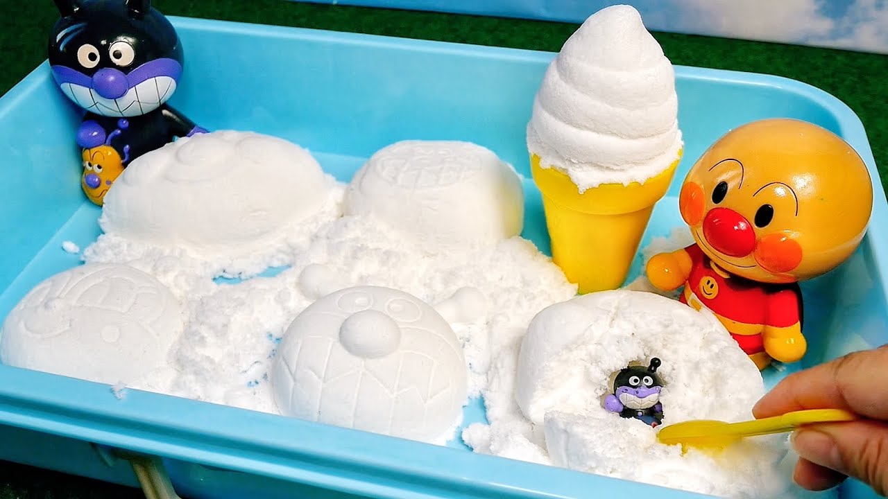 アンパンマンとバイキンマンがおもちゃで雪遊びごっこ！