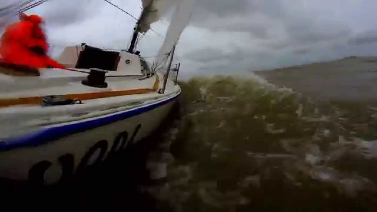 DANIEL SERRA navegando una SUDESTADA EN EL RÍO DE LA PLATA de la Escuela Náutica DSerra