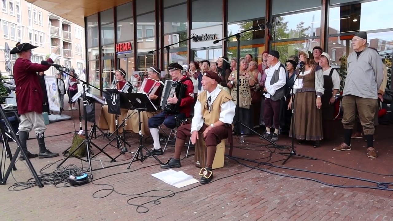 optreden van het Abel Tasmankoor uit Sebaldeburen, tijdens het Almere havenfestival.