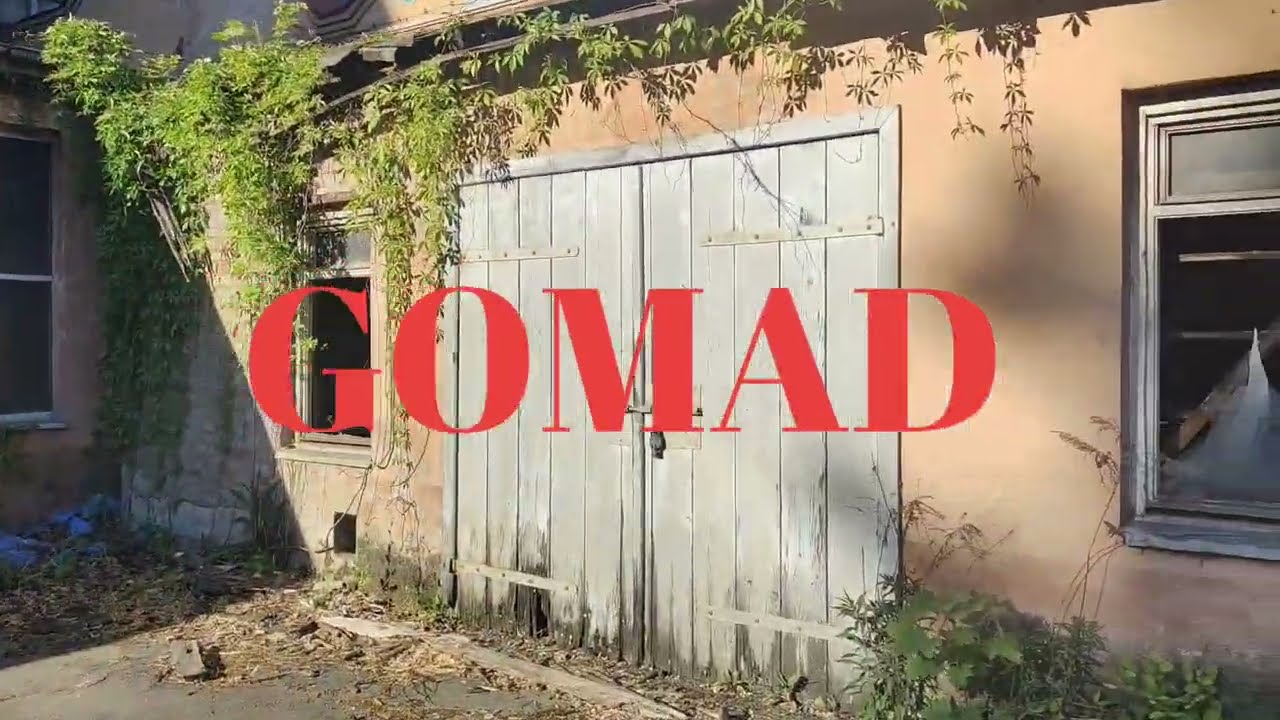 Spacer po ruinach fabryki GOMAD