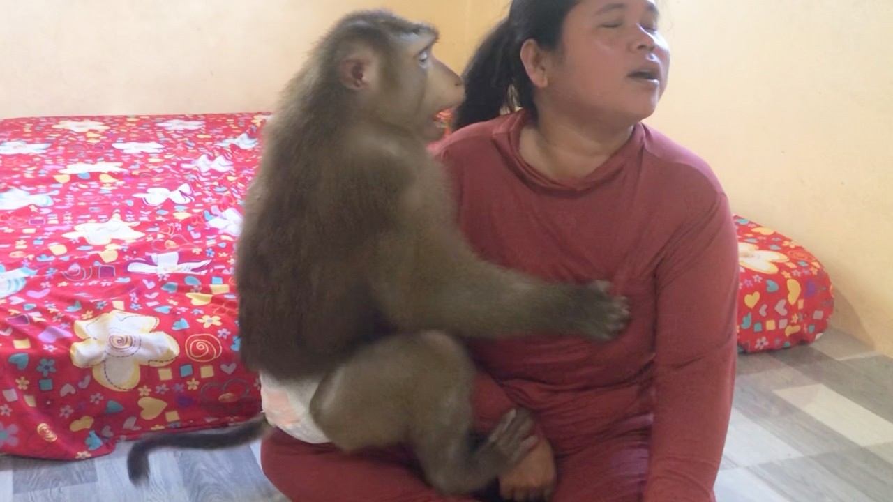 Jason Why Are You Like This?? He Beg Mom To Look And Hug Him Back
