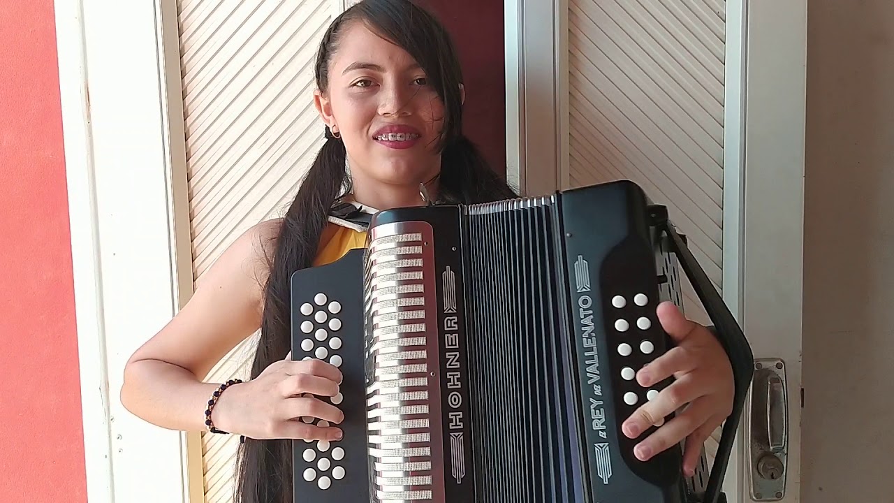 Sara Arango la Reina del acordeón tocando los pases del pollo irra