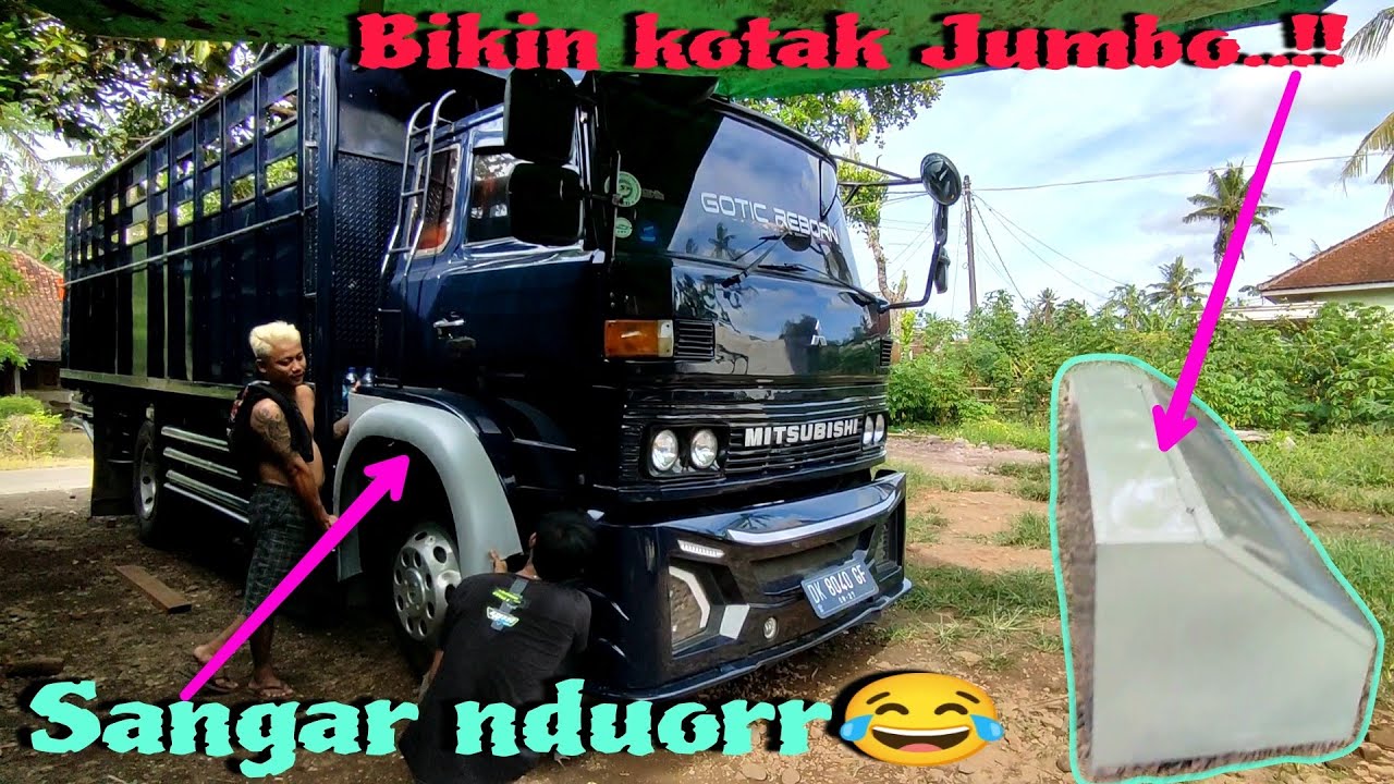 Mbah Gotic pake slebornya blue tosca pantes gak kira2 gaeesss..? 