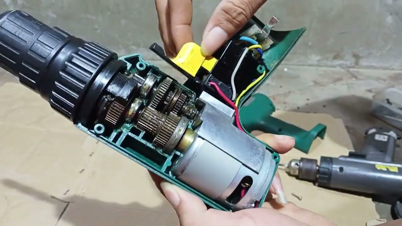 xem nội thất khoan pin Hitachi 9,6v đời cổ có gì