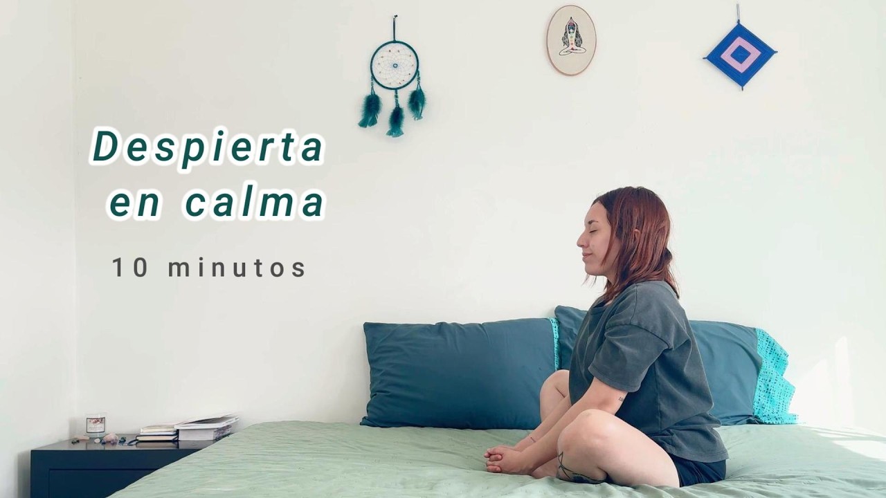 Yoga en la cama para empezar el día con calma | Rutina suave de 10 minutos 🤍