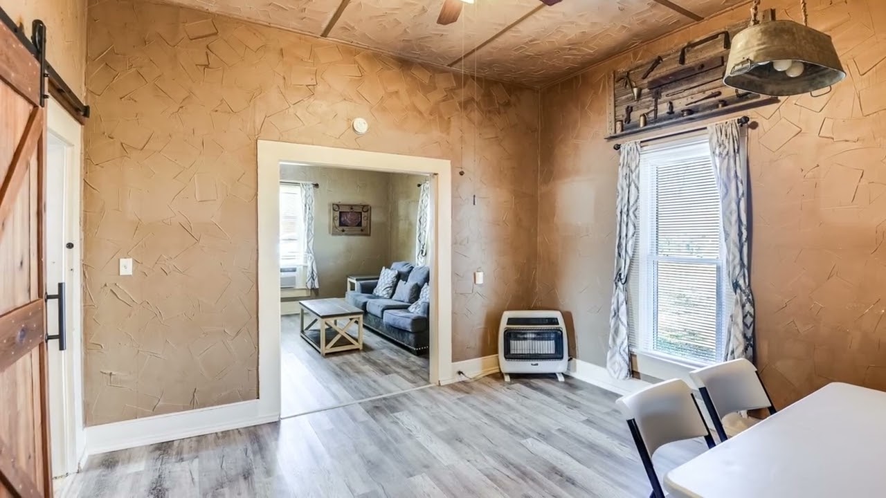 706 South Walnut, Venus, TX