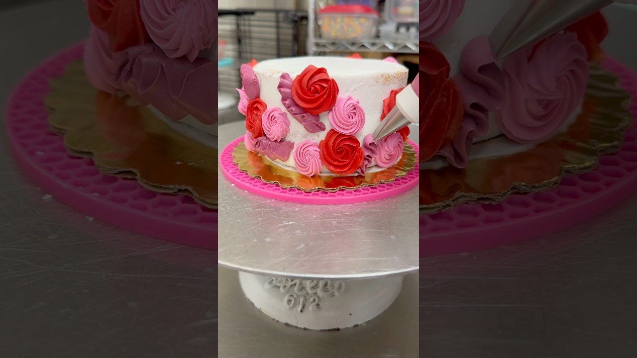 Crazy cakes for Valentine&rsquo;s Day 💌🌹 #cake #cakedecorating