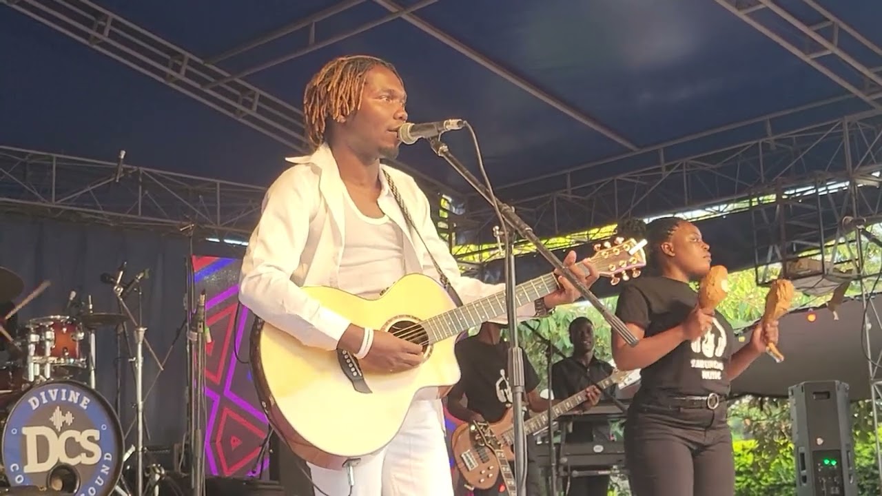 Sarungano- Jari Mukaranga (Live on stage).