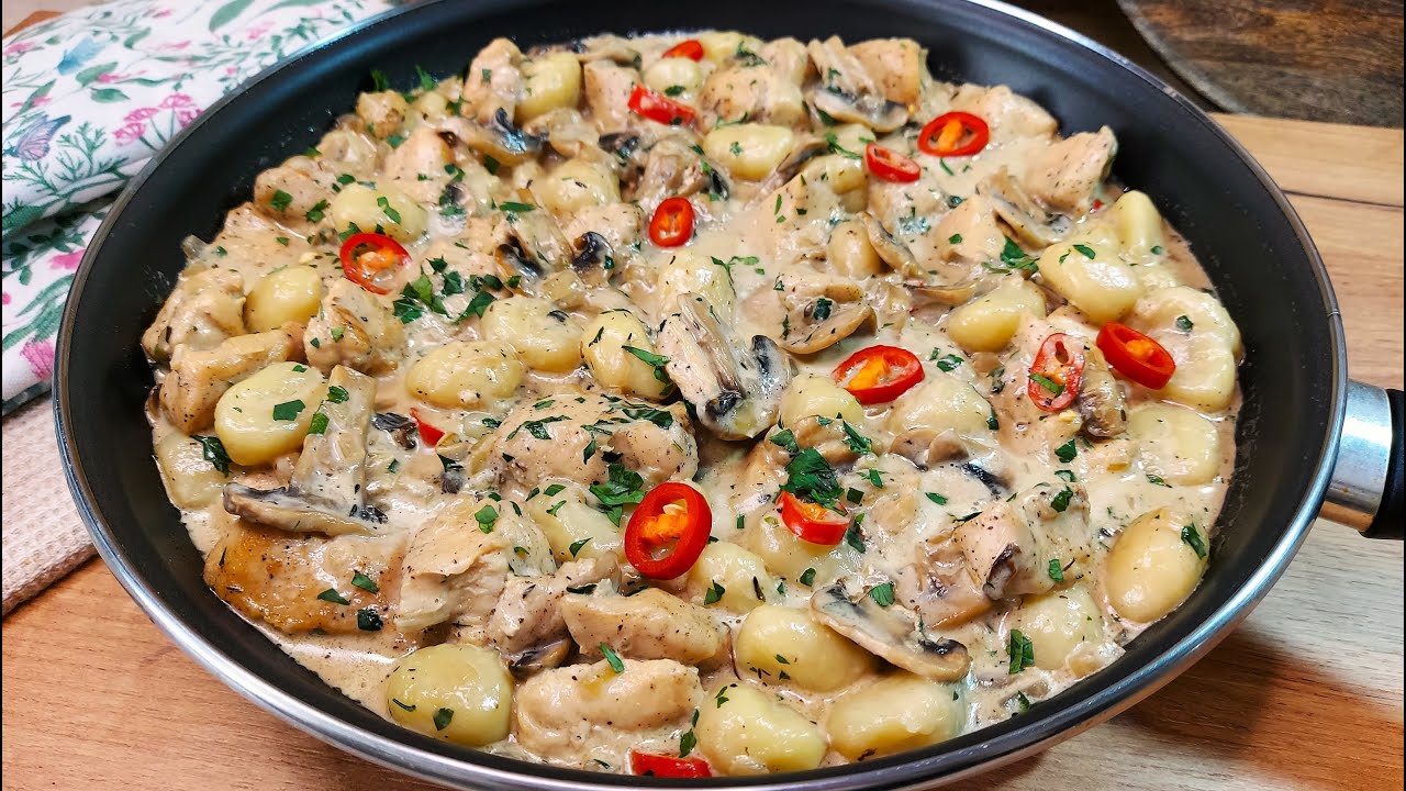 Ekspresowe gnocchi z kurczakiem i pieczarkami w kremowym sosie śmietanowym! Pychota!