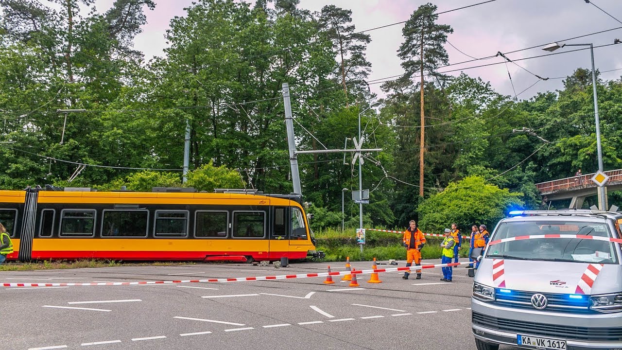 [STRASSENBAHN ENTGLEIST IN KARLSRUHE] - AUFWENDIGE BERGUNG & HOHER SACHSCHADEN - RETTER im EINSATZ