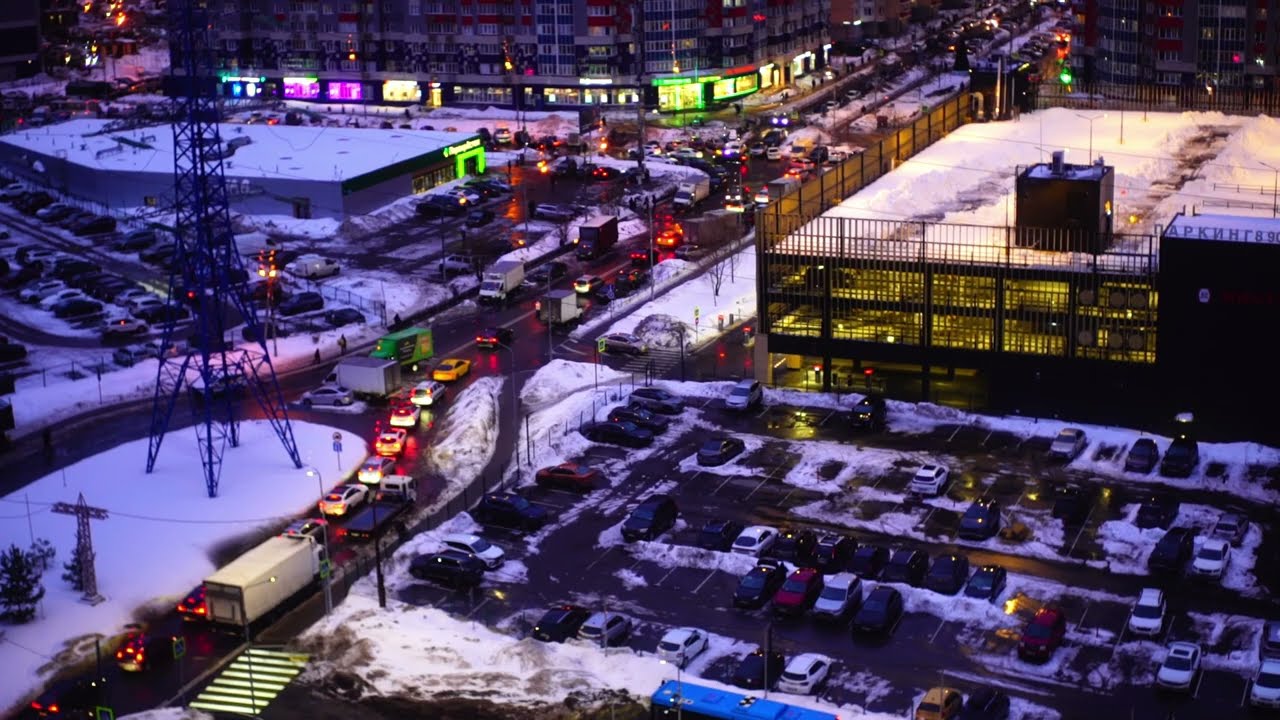 Ночь в городе — снег, машины, без музыки