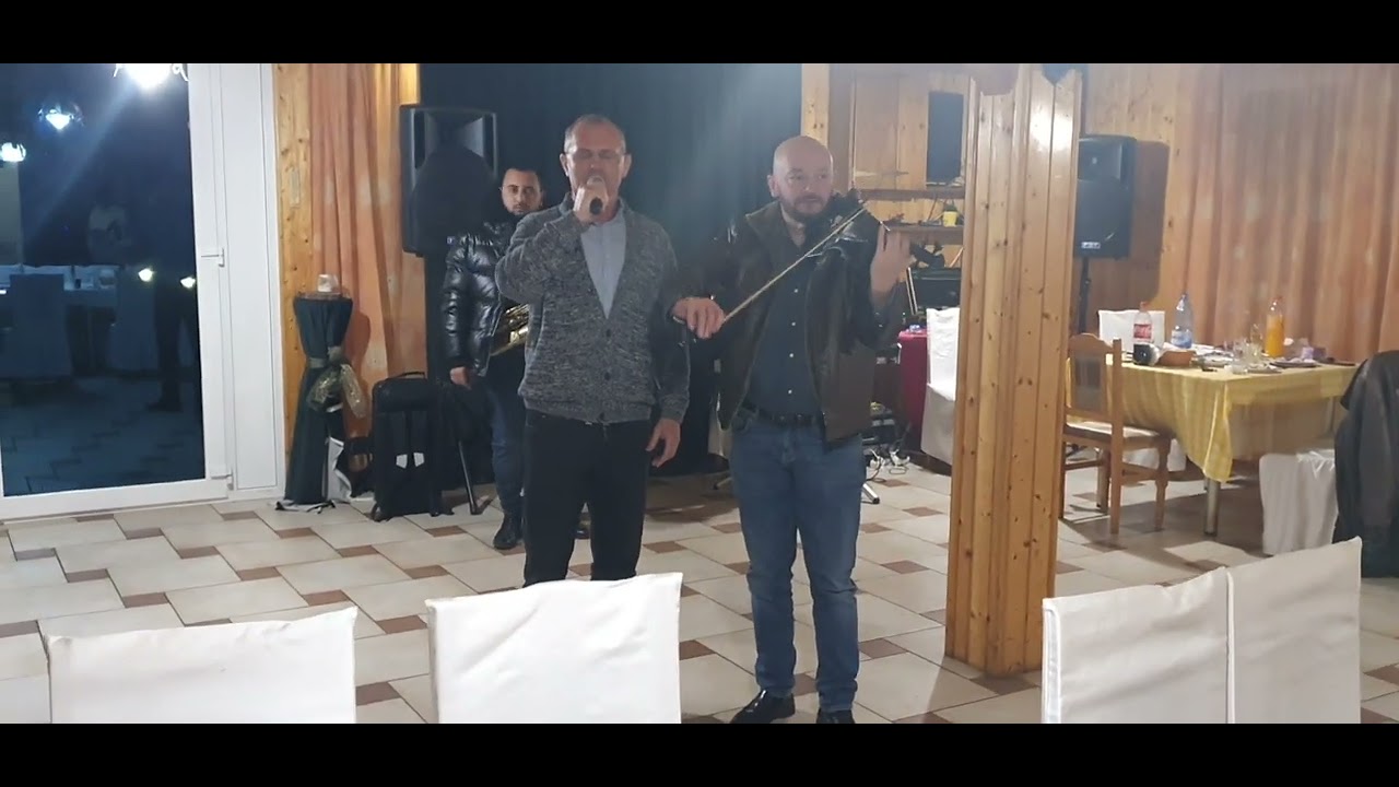 Bebe Dragomir-Gugulan cu car cu mere. (Cover)