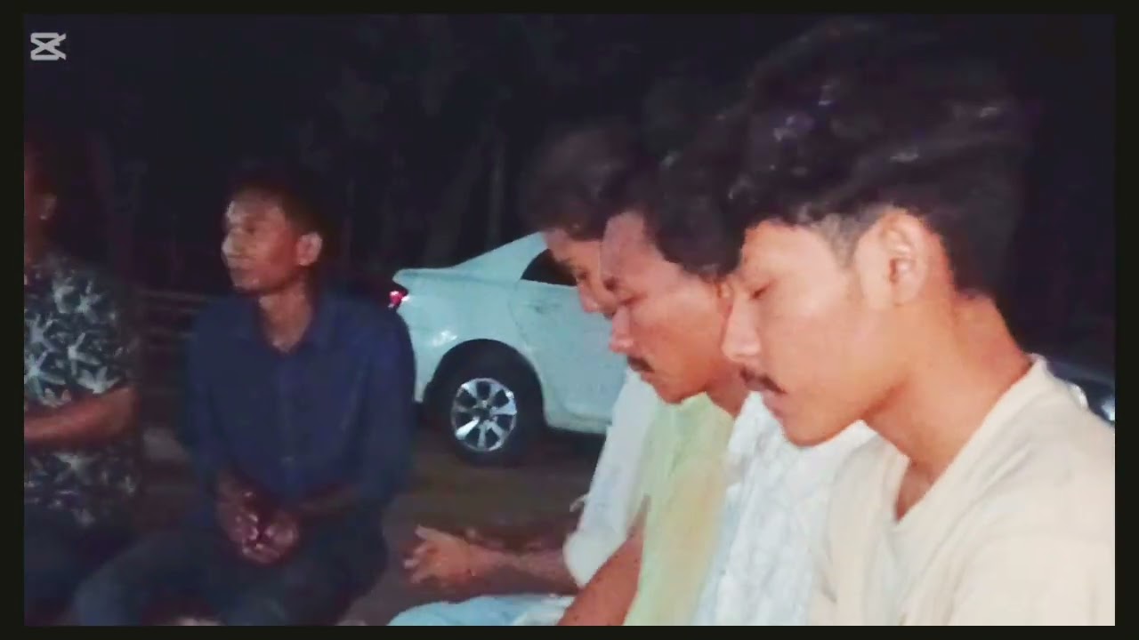 অসাধারণ গানের আসর আড্ডা মুহূর্তে সবাই একসাথে 