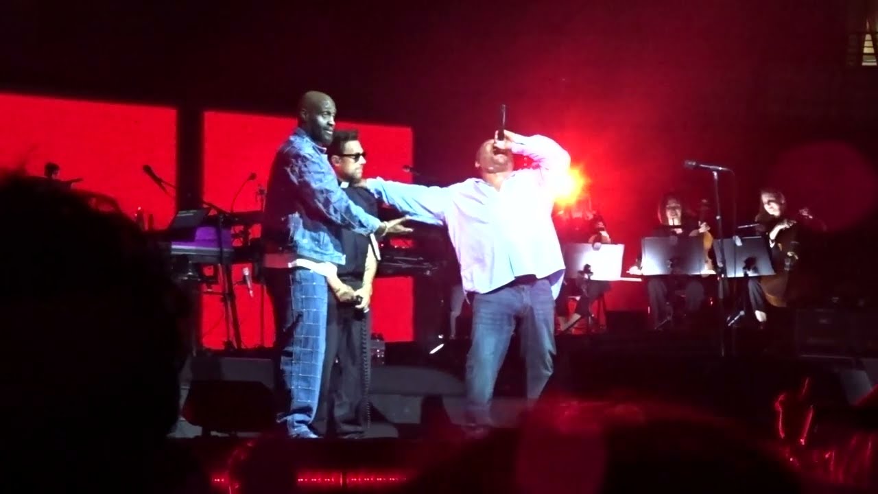 Gorillaz with De La Soul - Feel Good Inc. (Demon Days Live) @ Copper Box Arena
