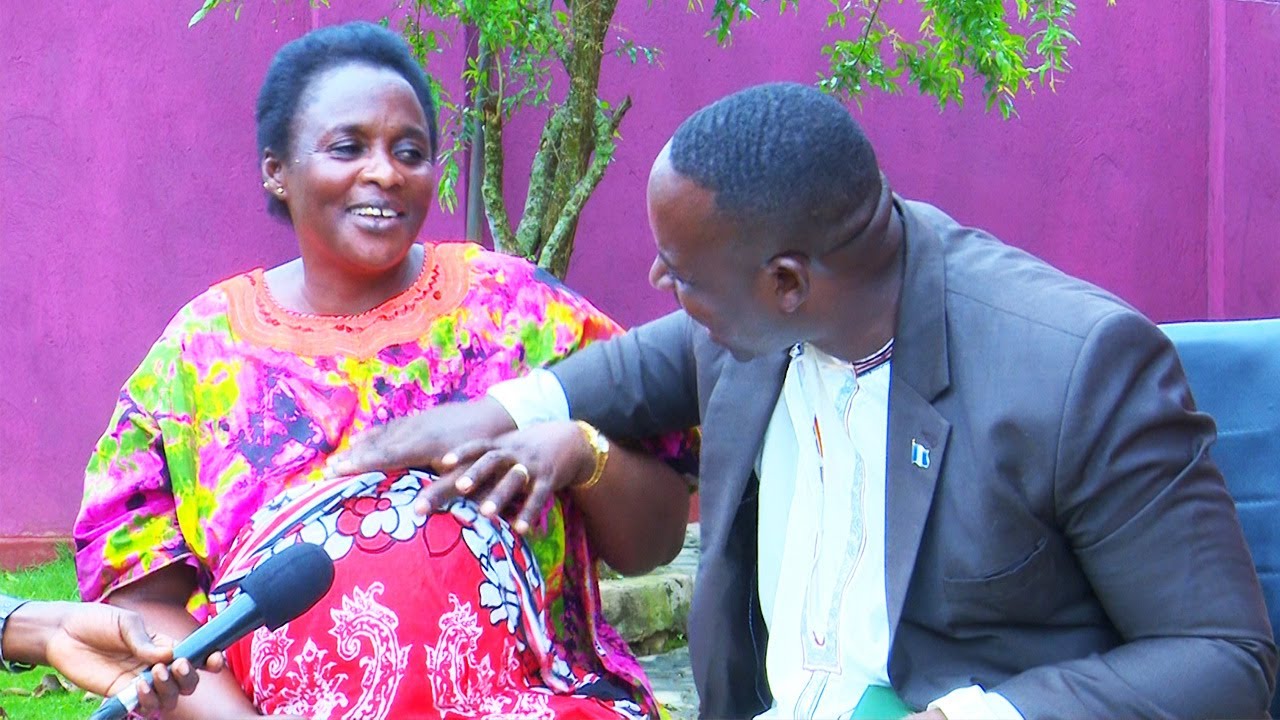 Senga Kulanama yesunga balongo. Asekeledde abali bagamba mbu tazala. Jjaja Jumba ali mu ssanyu