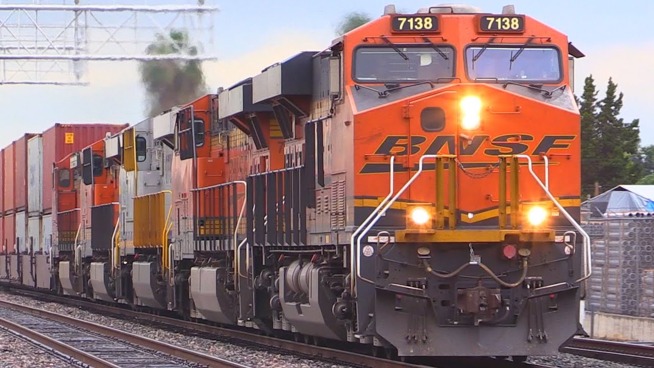 BNSF FREIGHT TRAINS (with 7102 P5 HORN !!!)