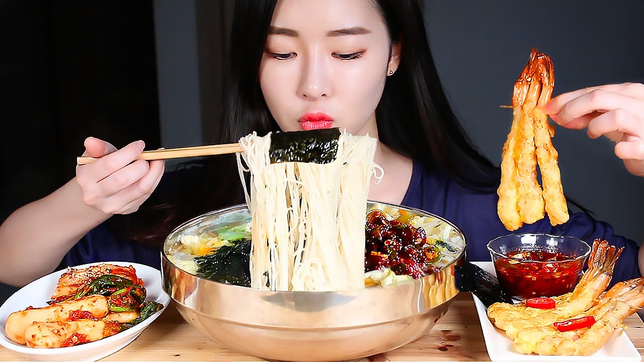 ASMR Суп с морепродуктами и лапшой Блин с креветками MUKBANG EATING SHOW
