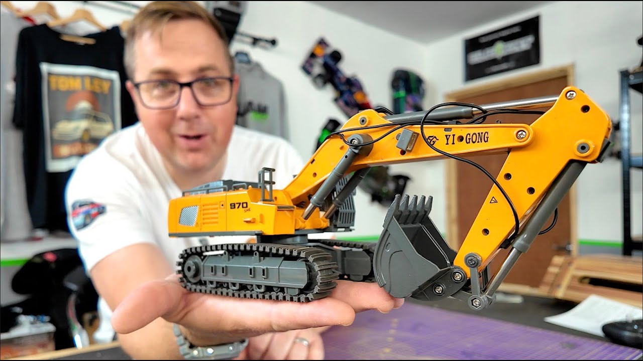 One of the SMALLEST Fully Functional RC Excavators you can Buy!