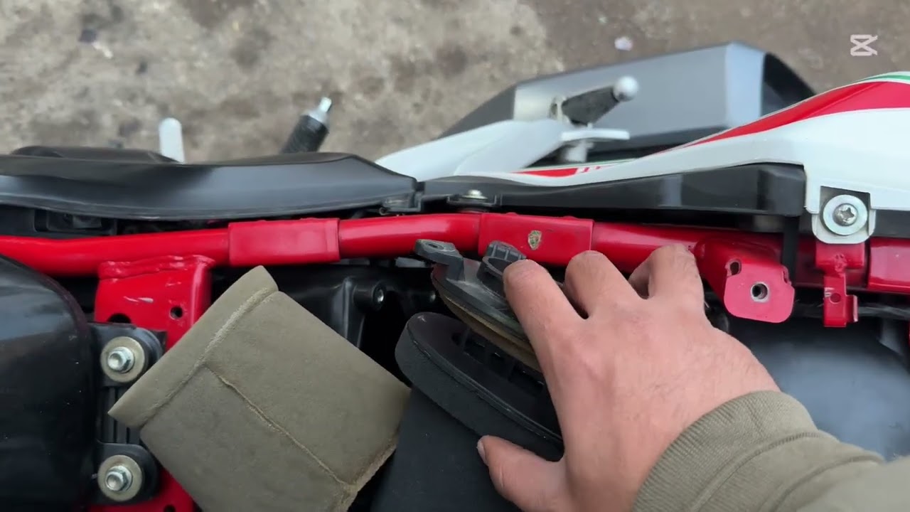 Benelli tnt 25 airfilter changing at home #automobile #benellimotobi #benelli #benelli #benellibikes