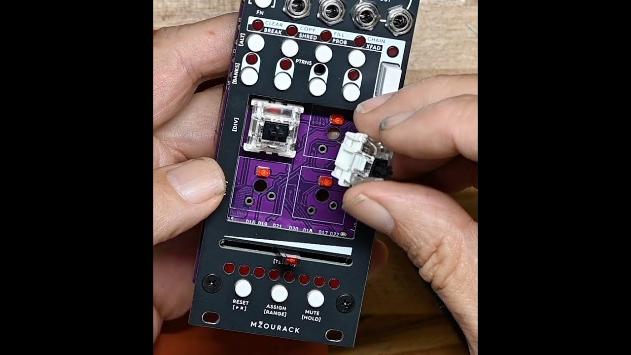 C.K. собирает комплект барабанного секвенсора Diktaat из MZourack и Eurorack