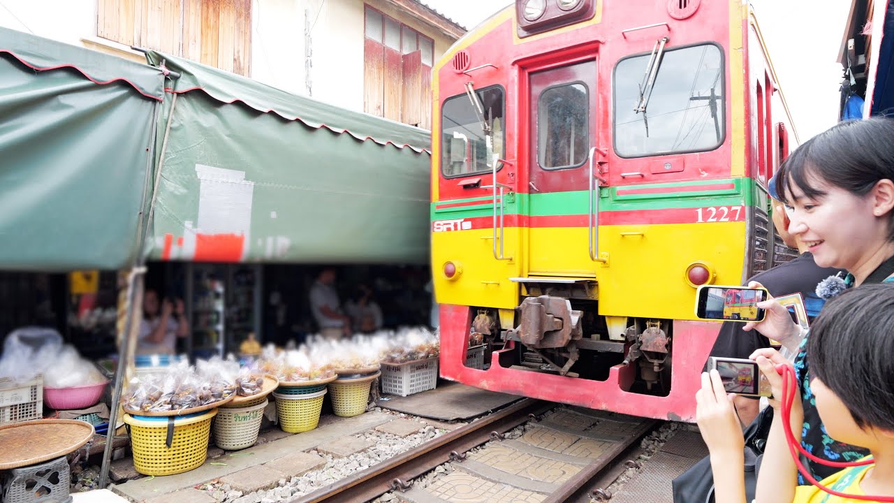列車が近すぎる🇹🇭メークローン市場に行ってきた