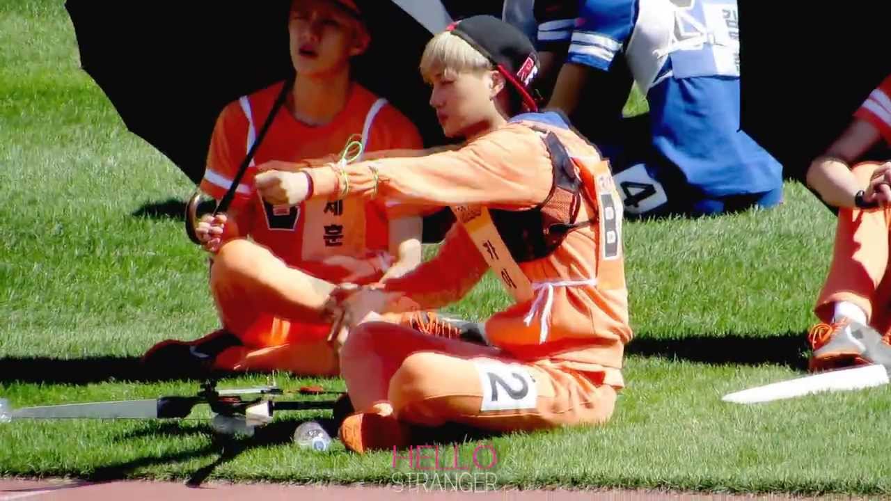130903 아육대 - 세훈이에게 양궁 가르쳐주는 종인이